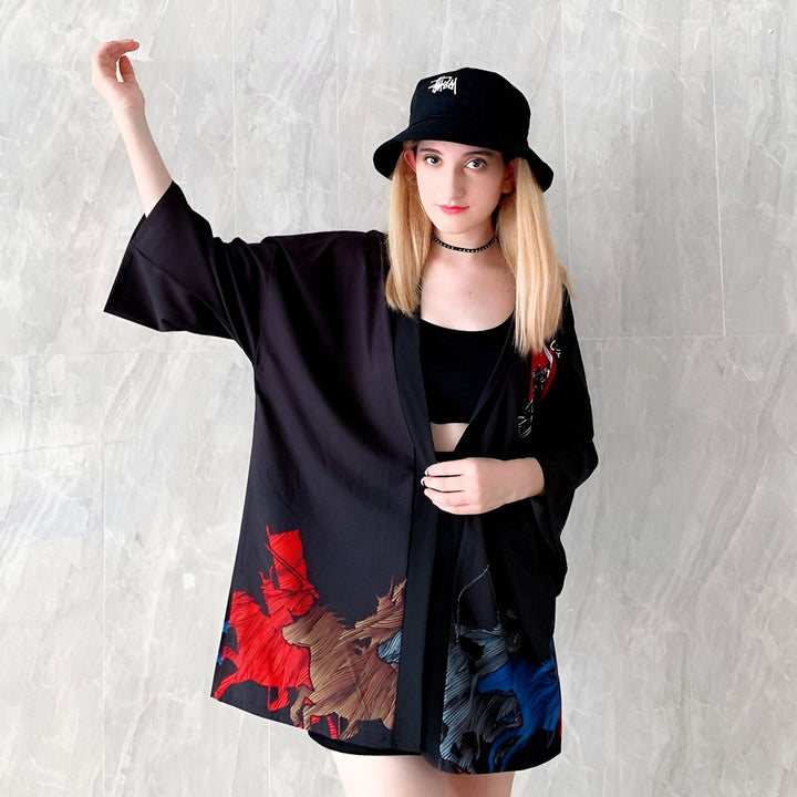 Femme blonde portant un kimono noir à motifs de chevaux colorés et un chapeau. Vêtements de style japonais modernes, kimonos pour femmes.