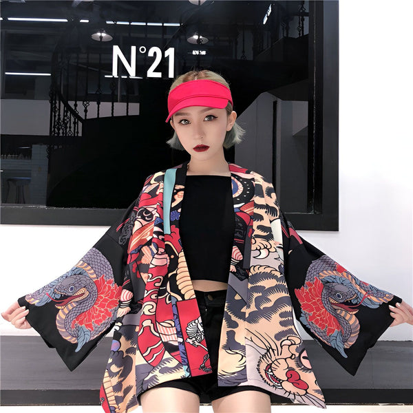Femme portant un kimono coloré avec des motifs de serpent et de tigre. Kimono de style japonais en vente. Vêtement d'extérieur tendance.