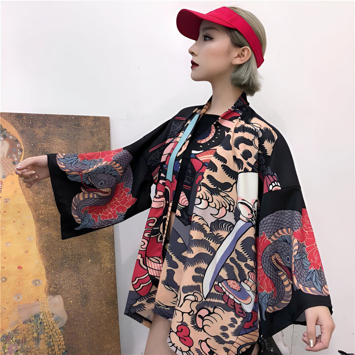 Femme portant un kimono imprimé serpent et motifs japonais, avec une visière rouge. Vêtements de style japonais. Kimonos pour femmes.