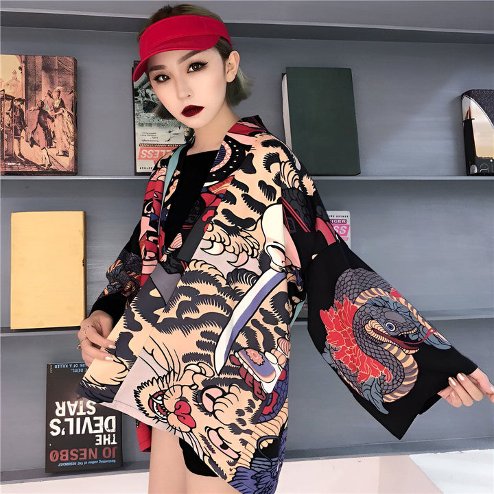 Femme portant un kimono coloré avec motifs de tigre et serpent, style japonais moderne. Collection de kimonos disponibles à l'achat.