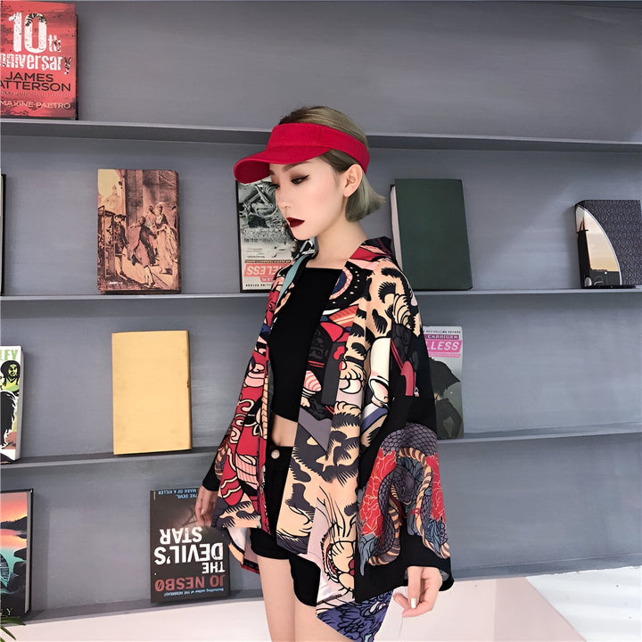 Femme portant un kimono coloré avec des motifs de serpent et autres, sur un fond d'étagères avec des livres. Vêtements de style japonais à la mode. Découvrez notre collection de kimonos uniques.