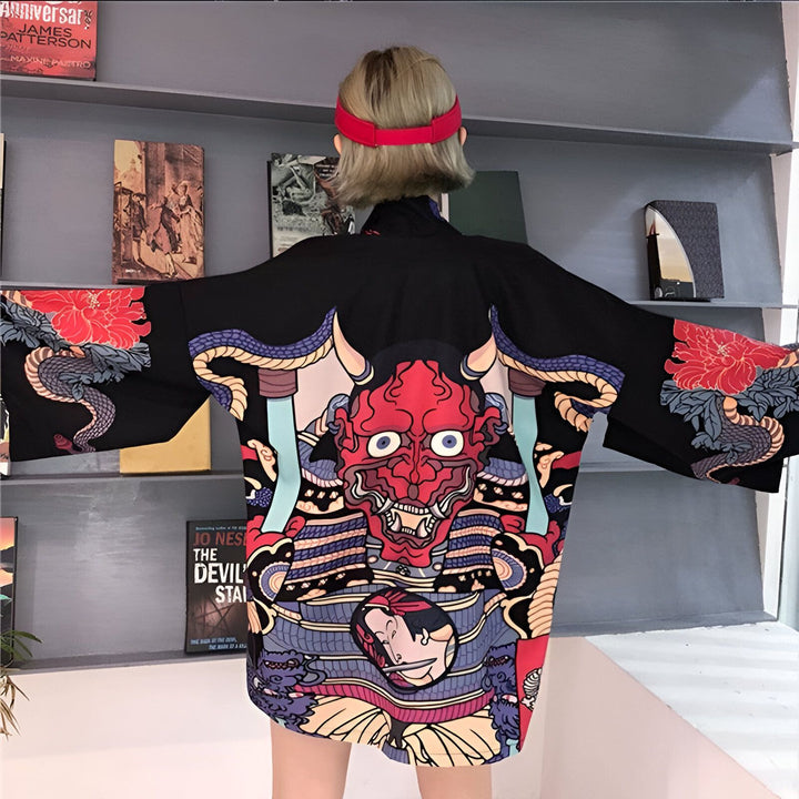 Dos d'une personne portant un kimono noir à motifs japonais (masque de démon rouge, fleurs, dragons). Vêtements de style kimono à vendre.
