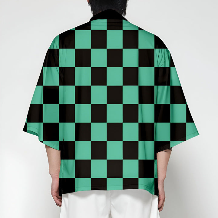 Kimono à carreaux noirs et vert turquoise vu de dos. Vêtements japonais traditionnels revisités. Idée cadeau pour les passionnés de mode japonaise.