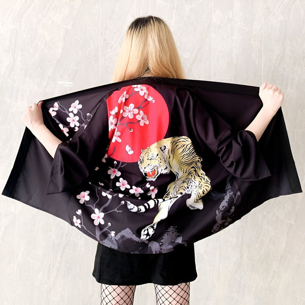 Kimono noir avec motif tigre, soleil rouge et fleurs de cerisier. Vêtement de style japonais disponible à l'achat.