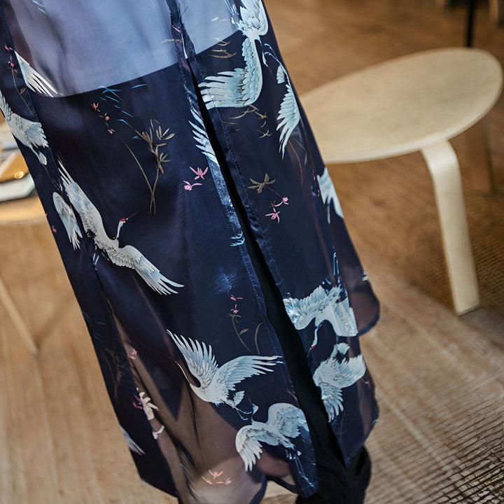 Kimono bleu marine avec motifs de grues blanches, vêtement japonais traditionnel. Idéal pour un style élégant et raffiné.