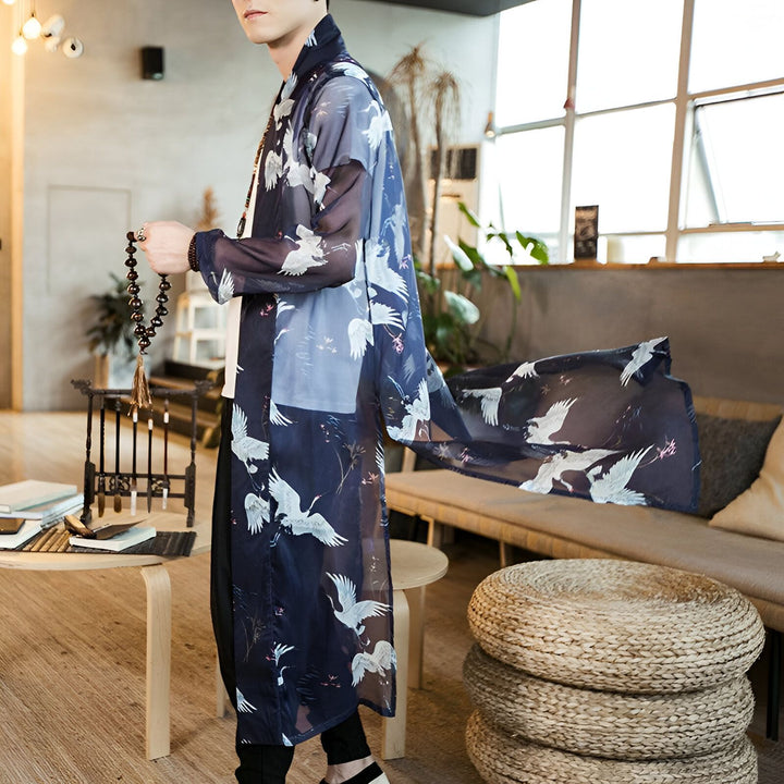 Homme portant un kimono bleu marine transparent avec des motifs de grues blanches. Vêtements de style japonais. Boutique de kimonos.