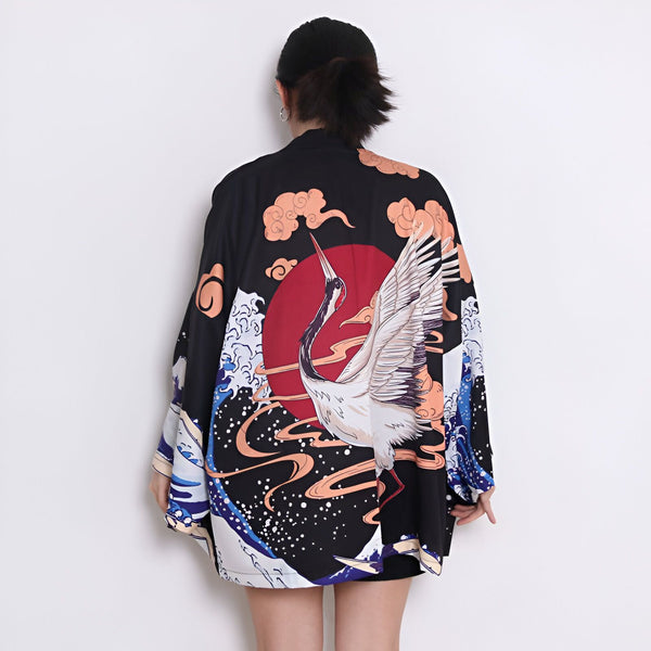 Kimono noir avec motif de grue et soleil rouge. Vêtement de style japonais à manches larges. Élégant et confortable. Découvrez notre collection de kimonos uniques.