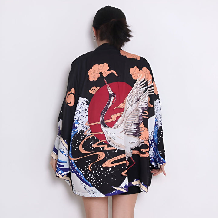 Kimono noir avec motif de grue et soleil rouge. Vêtement de style japonais à manches larges. Élégant et confortable. Découvrez notre collection de kimonos uniques.