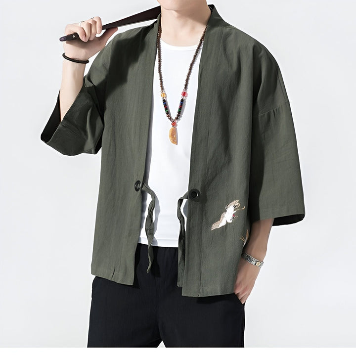 Kimono décontracté vert olive avec broderie de grue, style japonais moderne. Vêtements traditionnels revisités, idéal pour un look unique. Notre collection de kimonos pour homme et femme.