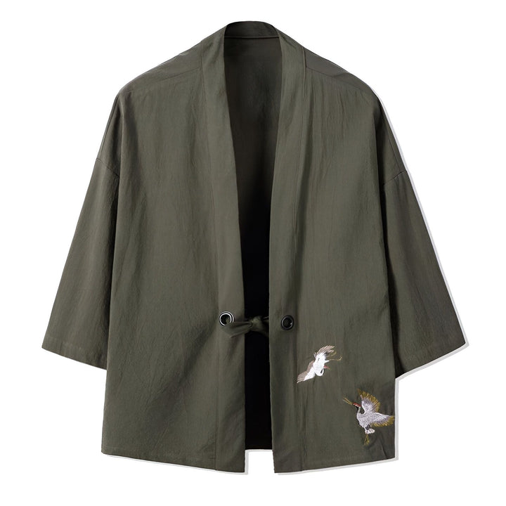 Kimono homme vert olive avec broderies de grues blanches. Vêtement traditionnel japonais, veste légère et élégante. Idéal pour un look décontracté et raffiné.