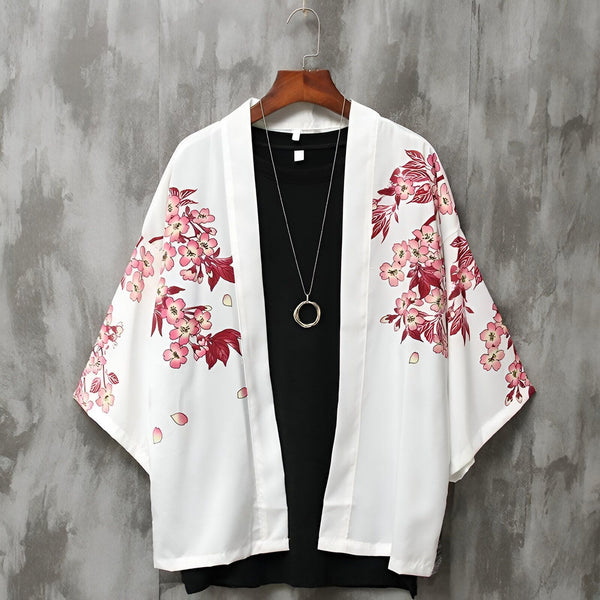 Kimono blanc à fleurs roses suspendu. Vêtement traditionnel japonais revisité. Idéal pour un look tendance et confortable. Découvrez notre collection de kimonos uniques.