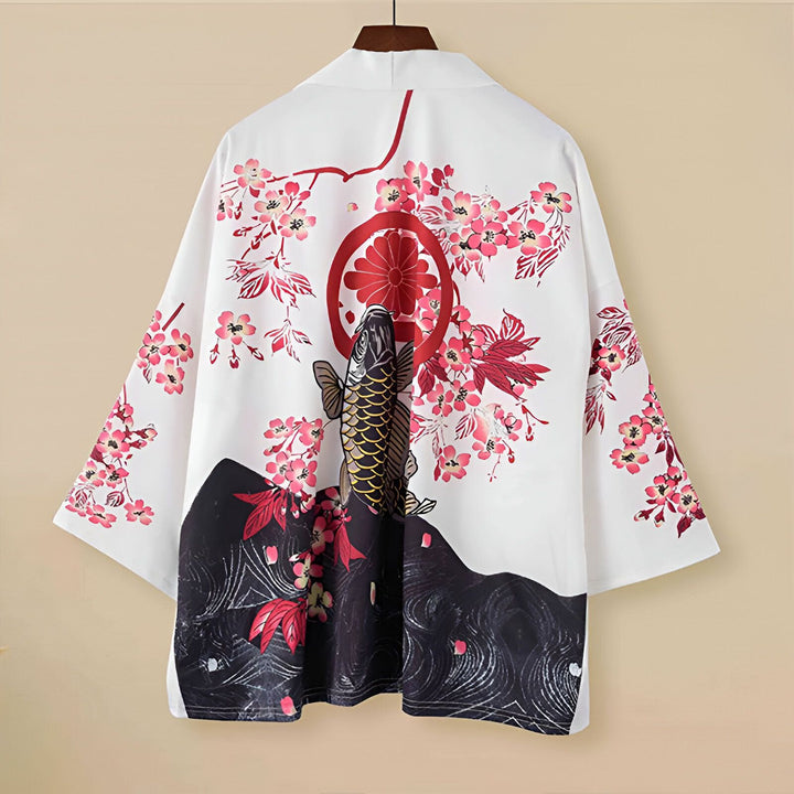 Kimono blanc à motifs japonais : carpe koï, fleurs de cerisier et emblème rouge. Vêtement traditionnel en vente.