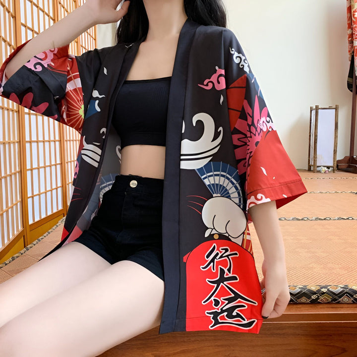 Femme portant un kimono noir à motifs traditionnels japonais. Vêtements japonais modernes. Idée cadeau kimono. Boutique de kimonos en ligne.