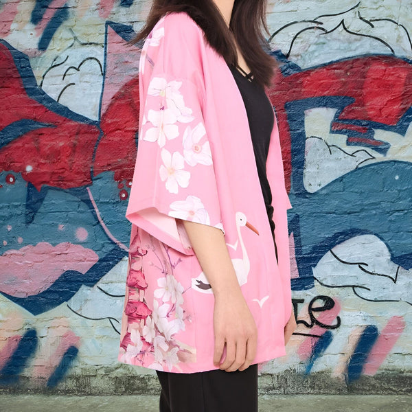 Kimono rose à motifs floraux et grues, idéal pour un look tendance. Découvrez notre collection de kimonos pour femmes.