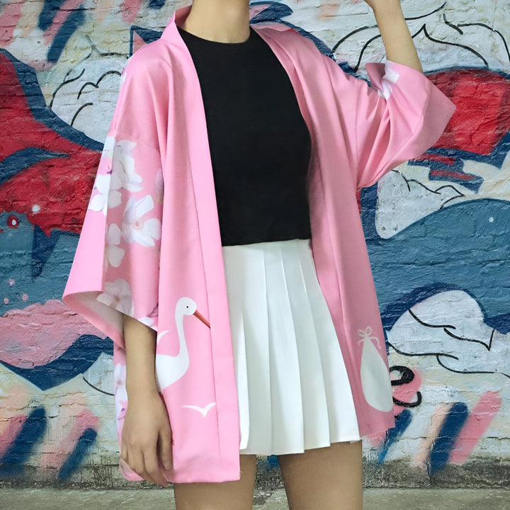 Kimono rose avec motifs de grues et fleurs blanches. Vêtements japonais traditionnels et modernes. Idéal pour un look unique et tendance. Découvrez notre collection de kimonos !