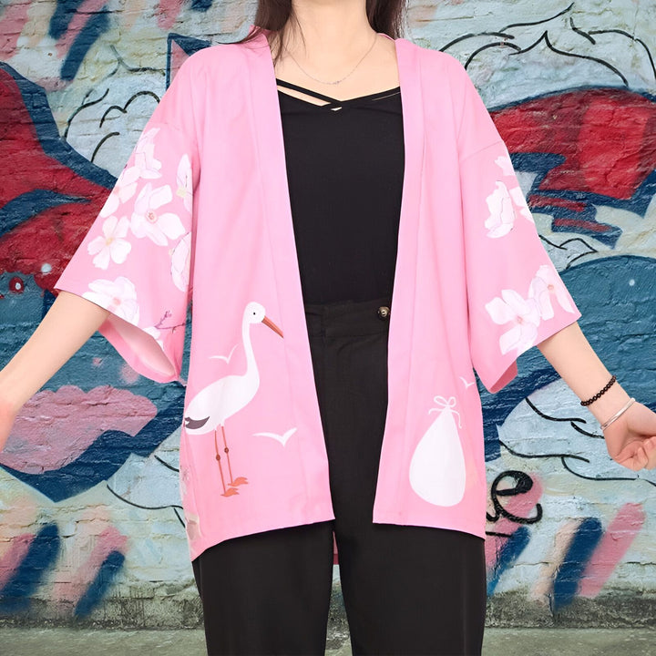 Kimono rose avec motifs de grues et fleurs, vêtement japonais élégant et tendance. Découvrez notre collection unique de kimonos.