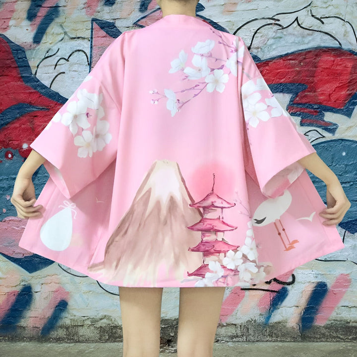 Kimono rose avec imprimé mont Fuji, pagode, fleurs de cerisier et grue blanche. Vêtements japonais traditionnels en vente.