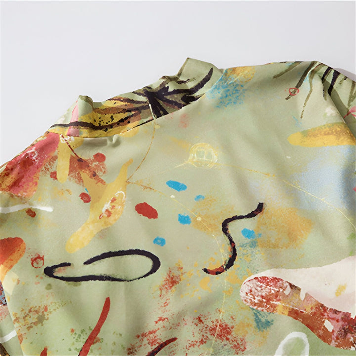 Détail du col d'un kimono imprimé abstrait, couleurs vives sur fond vert clair. Vêtement japonais traditionnel, parfait pour un style unique. Découvrez notre collection de kimonos originaux.