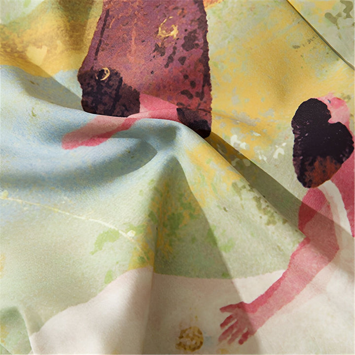 Motif artistique sur tissu de kimono. Détail du design coloré avec des personnages et des formes abstraites. Tissu fluide et texturé, parfait pour nos kimonos uniques.