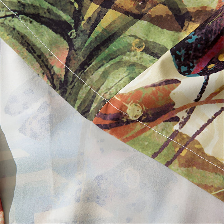 Détail d'un kimono avec motif floral et végétation, couture apparente. Kimonos imprimés de haute qualité disponibles.