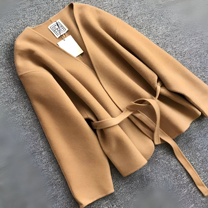 Kimono marron clair en laine avec ceinture. Vêtement confortable et élégant, parfait pour toutes les occasions. Découvrez notre collection de kimonos uniques.