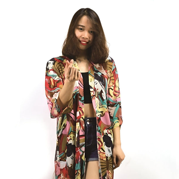 Jeune femme souriante portant un kimono coloré avec des motifs asiatiques. Kimono long, idéal pour un look tendance. Vente de kimonos originaux.