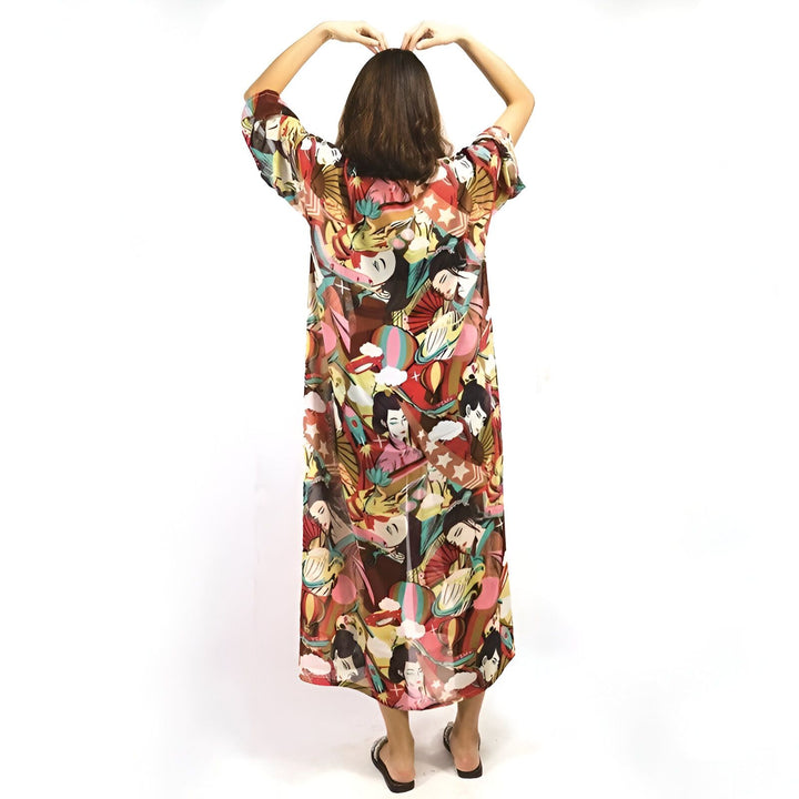 Femme vue de dos portant un kimono long imprimé, motifs géishas et ballons. Vêtement style japonais.