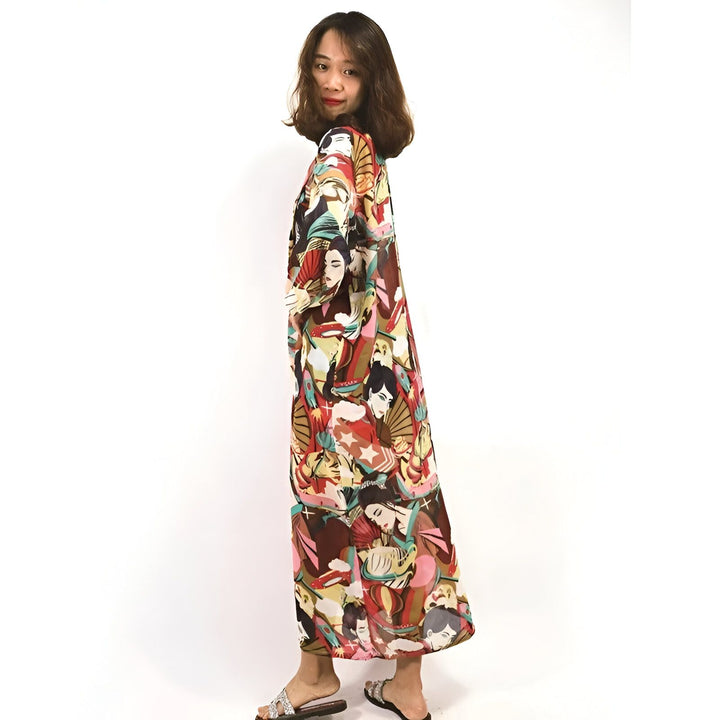 Femme portant un kimono long imprimé de motifs japonais colorés. Vêtements traditionnels japonais, mode kimono.
