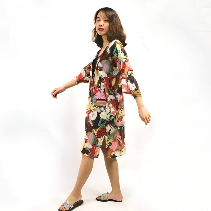 Femme portant un kimono coloré à motifs japonais. Vente de kimonos pour femmes.