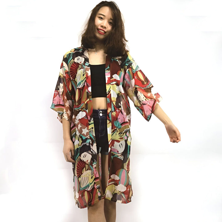 Femme portant un kimono long imprimé avec motifs japonais. Kimono coloré et léger, idéal pour l'été. Découvrez notre collection de kimonos uniques en ligne.