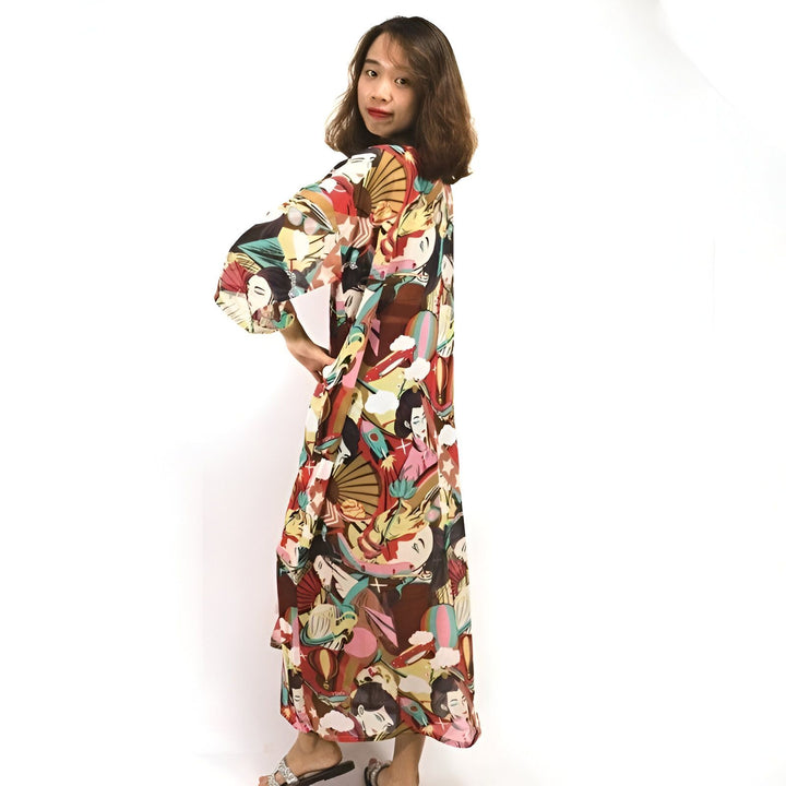 Femme portant un kimono long à motifs variés, style japonais. Vêtement ample et coloré, parfait pour un look tendance et confortable. Découvrez notre collection de kimonos.