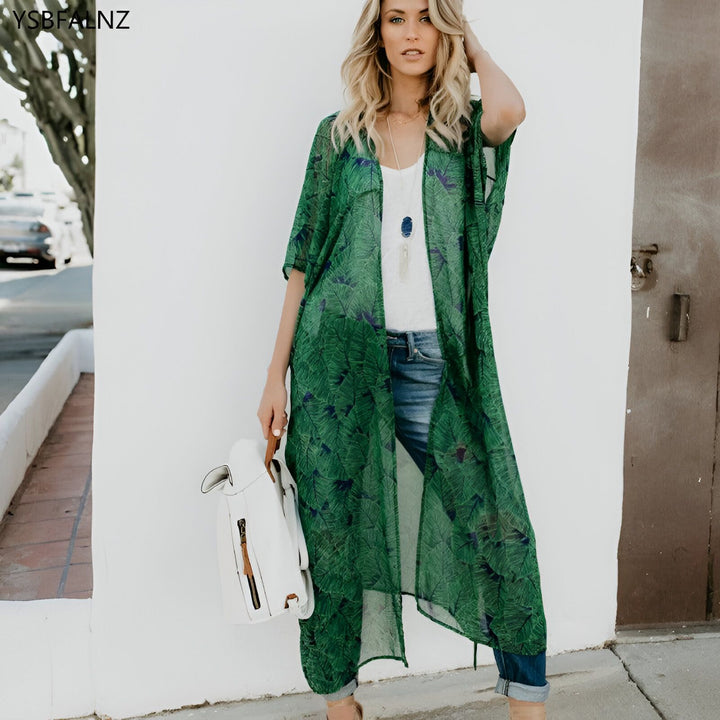Femme portant un kimono long vert à motifs de feuilles. Style décontracté, mode bohème. Idéal pour la superposition et l'été. Vente de kimonos en ligne.