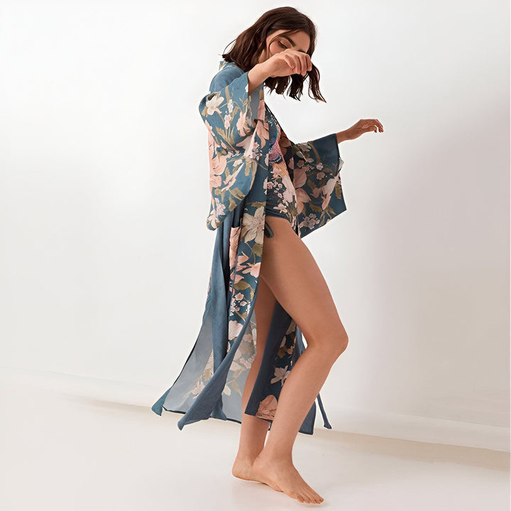Femme portant un kimono bleu à motifs floraux. Kimonos pour femmes disponibles à l'achat.