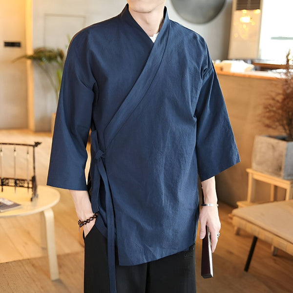 Homme portant un kimono bleu marine, vêtement traditionnel japonais. Vente de kimonos pour hommes et femmes. Mode japonaise authentique.