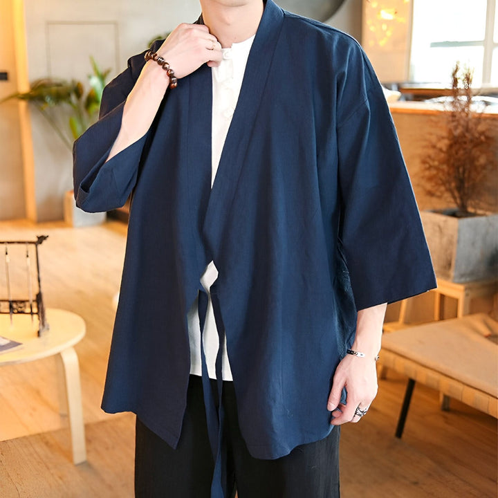 Homme portant un kimono bleu marine à manches courtes. Vêtements de style japonais. Notre collection de kimonos pour hommes.