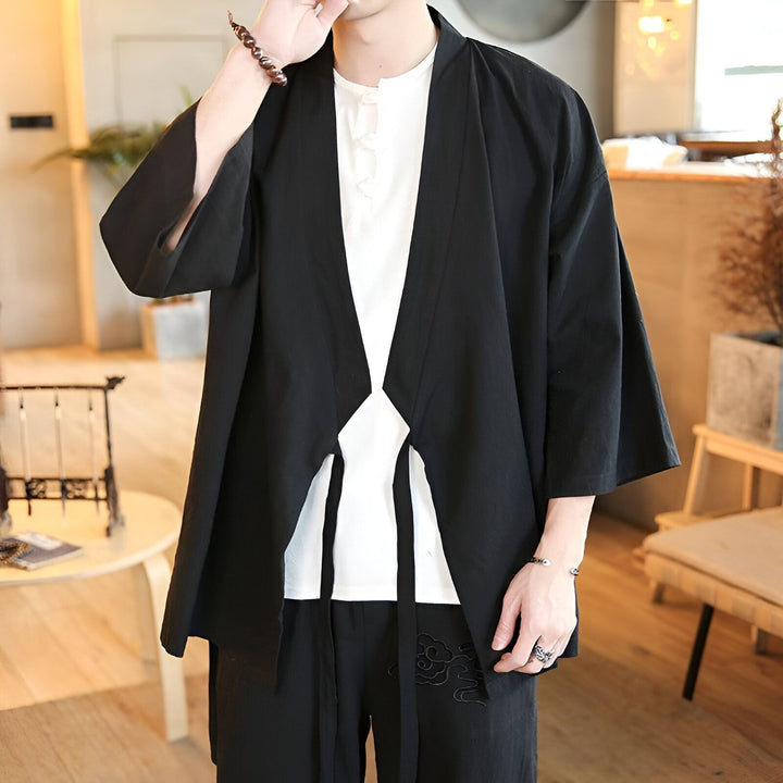 Homme portant un kimono noir décontracté avec un t-shirt blanc. Vêtements traditionnels japonais en vente. Mode japonaise et style décontracté. Achetez des kimonos uniques.