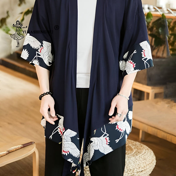 Homme portant un kimono bleu marine avec motifs de grues blanches. Vêtements de style japonais traditionnels et modernes. Découvrez notre collection de kimonos uniques.