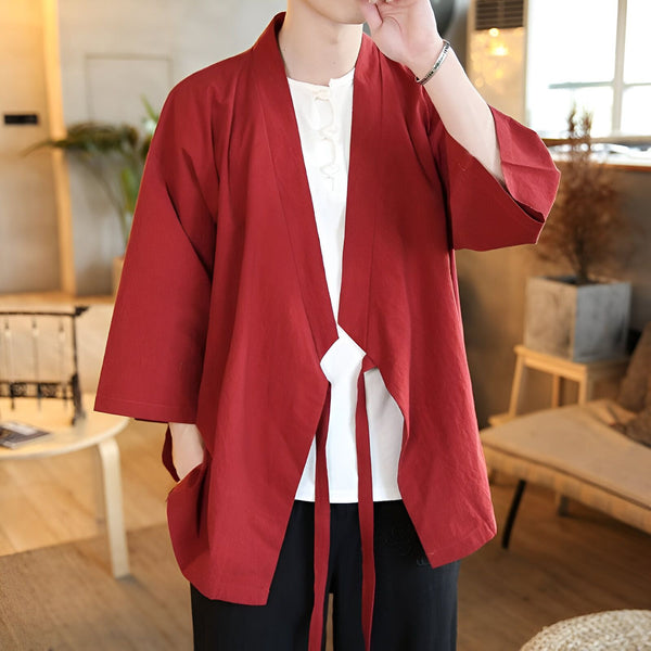 Homme portant un kimono rouge décontracté. Vente de kimonos pour hommes, style japonais moderne. Vêtement ample et confortable.