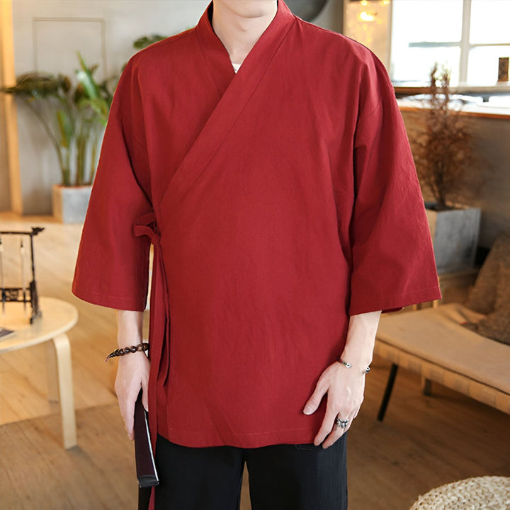 Homme portant un kimono rouge. Vêtements de style japonais, peignoir traditionnel pour hommes. Disponible dans notre boutique de kimonos.