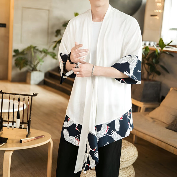 Homme portant un kimono blanc avec motifs de grues. Vêtements de style japonais. Notre collection de kimonos homme. Mode inspirée du Japon.