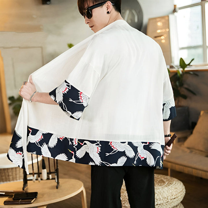 Homme portant un kimono blanc avec des motifs de grues. Vêtement japonais traditionnel en vente. Idée de cadeau kimono.