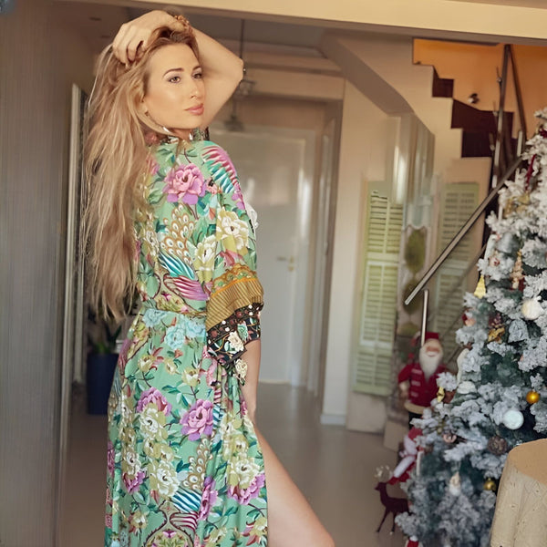 Femme blonde portant un kimono fleuri. Vêtements de style japonais à motifs floraux et d'oiseaux. Collection de kimonos élégants. Mode kimono pour femmes.