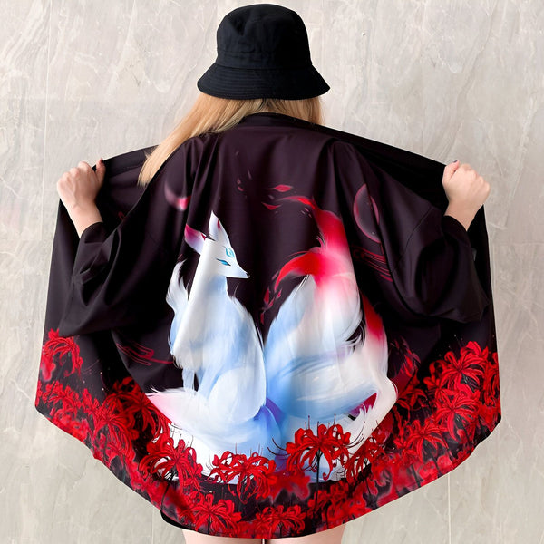 Kimono noir avec motif renard à neuf queues et fleurs rouges. Vêtement de style japonais.