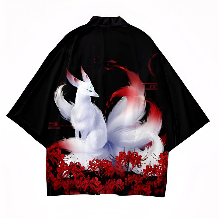 Kimono noir avec motif de renard blanc à neuf queues et fleurs rouges. Vêtement traditionnel japonais, style unique et élégant. Disponible dans notre collection de kimonos.