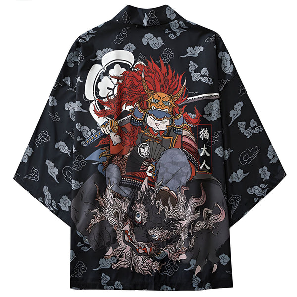 Kimono noir avec imprimé d'un chat samouraï sur une créature mythique, entouré de nuages japonais. Vêtement de style japonais unique et artistique.