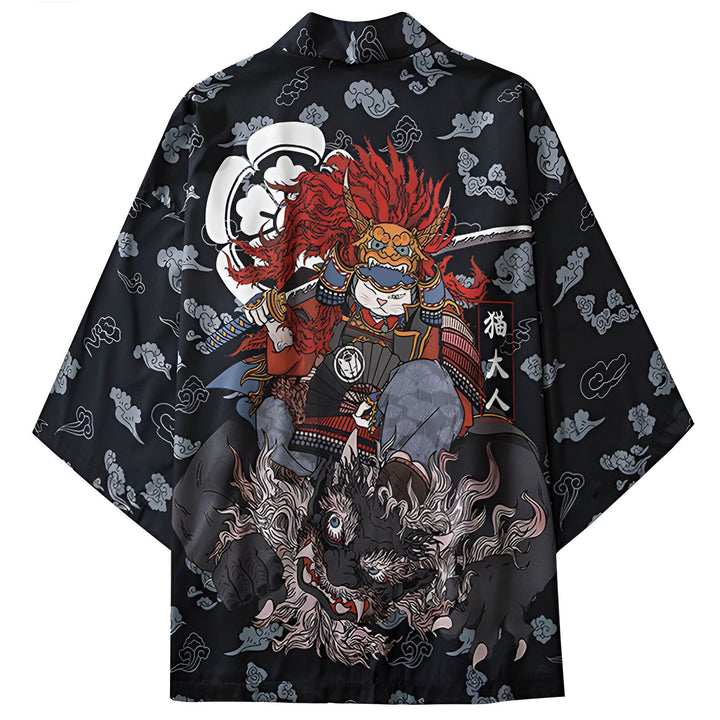 Kimono noir avec imprimé d'un chat samouraï sur une créature mythique, entouré de nuages japonais. Vêtement de style japonais unique et artistique.