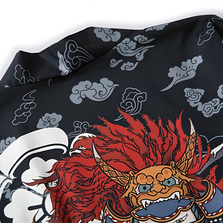 Détail d'un kimono japonais avec un motif de lion Shisa rouge et or, entouré de nuages sur fond noir. Kimono traditionnel disponible à l'achat.