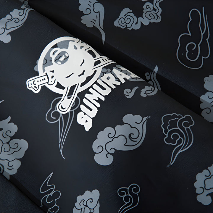 Motif de kimono noir avec nuages et logo Sumura. Détail du tissu avec un design japonais unique pour nos kimonos.
