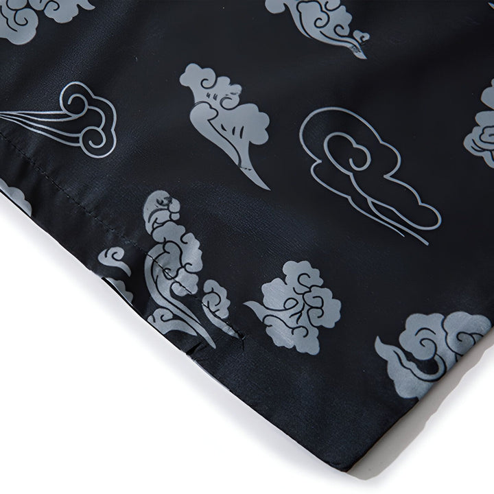 Détail du tissu d'un kimono noir, motif nuages gris. Vêtements japonais traditionnels à vendre.