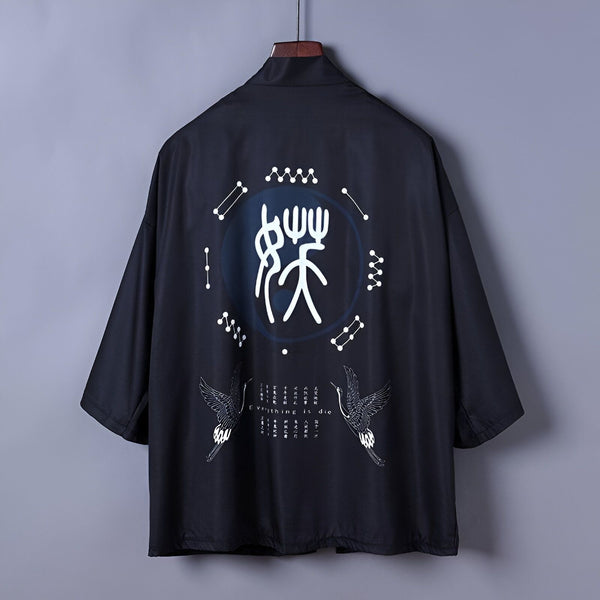 Kimono noir avec motifs asiatiques. Vue arrière d'un kimono orné de symboles circulaires, d'idéogrammes bleus et de grues stylisées. Vêtement tendance de notre collection.